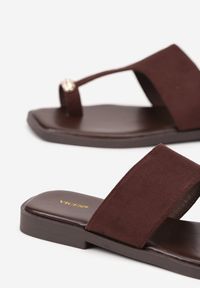 Renee - Brązowe Klapki Vices Japonki z Metaliczną Ozdobą Arhelia. Okazja: na plażę. Kolor: brązowy. Wzór: aplikacja. Sezon: lato. Styl: elegancki #5