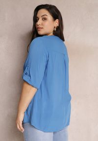 Renee - Niebieska Bluzka z Wiskozy z Dekoltem Zapinanym na Guziki Sarika. Kolor: niebieski. Materiał: wiskoza #4
