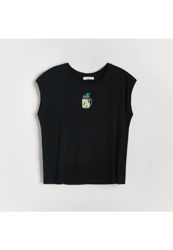 Reserved - Bawełniana koszulka z naszywką - Czarny. Kolor: czarny. Materiał: bawełna. Wzór: aplikacja