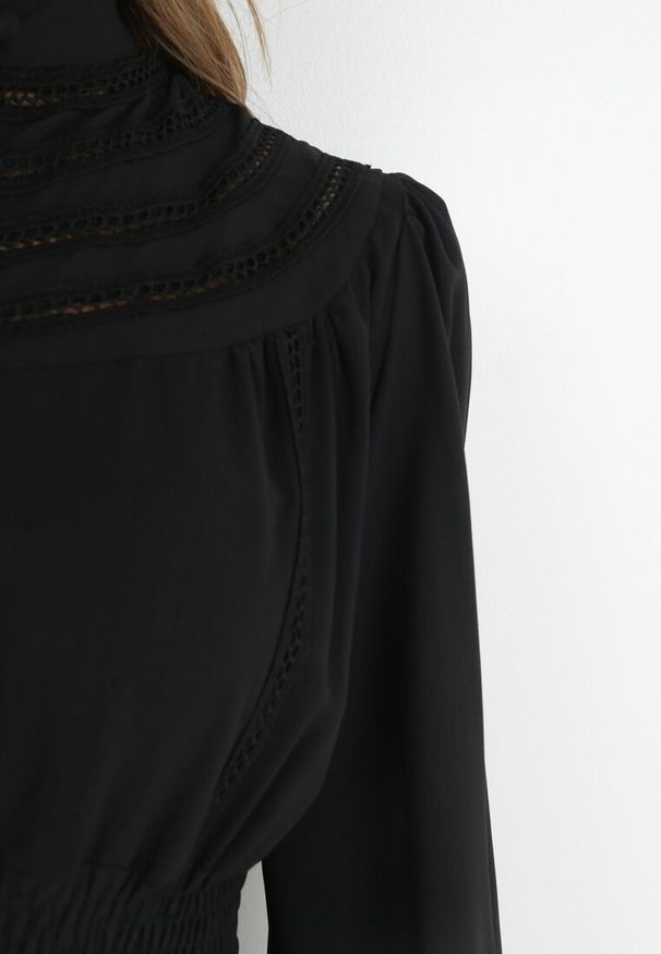 Born2be - Czarna Sukienka Laodyle. Typ kołnierza: kołnierzyk stójkowy. Kolor: czarny. Materiał: poliester, koronka, tkanina. Długość rękawa: długi rękaw. Wzór: ażurowy. Styl: elegancki, retro. Długość: maxi