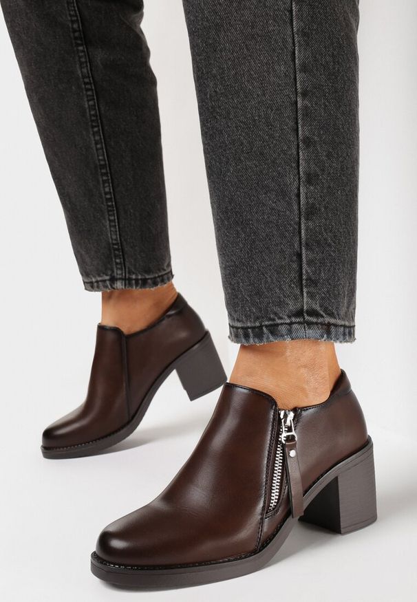 Born2be - Ciemnobrązowe Półbuty z Ozdobnym Suwakiem na Niskim Słupku Eberpia. Okazja: do pracy, na spotkanie biznesowe, na co dzień, na randkę. Kolor: brązowy. Obcas: na słupku. Styl: casual, elegancki, biznesowy