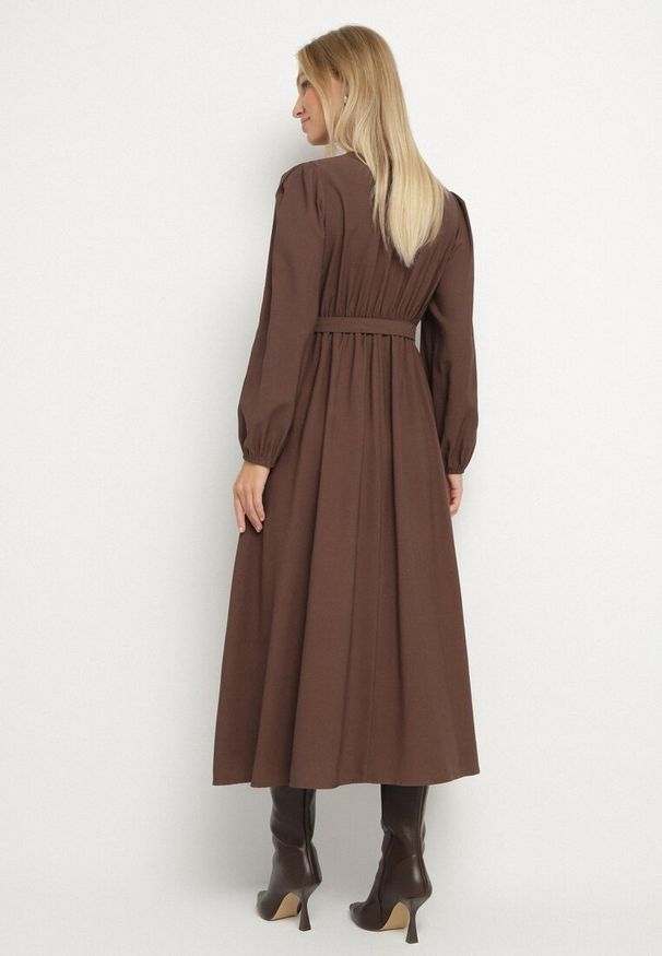 Born2be - Brązowa Wiskozowa Sukienka o Rozkloszowanym Kroju z Paskiem z Klamerką Arilesse. Okazja: na co dzień. Typ kołnierza: dekolt w kształcie V. Kolor: brązowy. Materiał: wiskoza. Styl: casual, elegancki