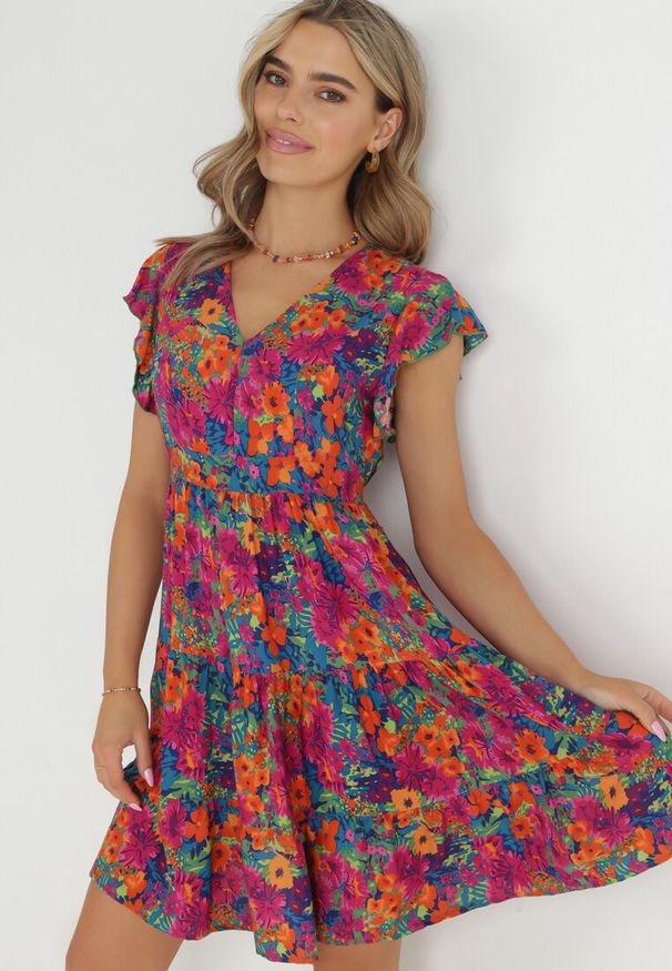 Born2be - Fuksjowa Rozkloszowana Sukienka z Wiskozy z Falbanką Nespena. Okazja: na co dzień. Typ kołnierza: dekolt w kształcie V. Kolor: różowy. Wzór: kwiaty. Typ sukienki: rozkloszowane, proste. Materiał: wiskoza. Długość rękawa: krótki rękaw. Sezon: lato. Styl: casual, elegancki