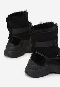 Born2be - Czarne Śniegowce Tryphope. Nosek buta: okrągły. Zapięcie: pasek. Kolor: czarny. Materiał: zamsz, syntetyk, futro. Szerokość cholewki: normalna. Wzór: aplikacja #6