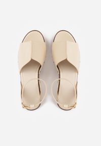 Born2be - Beżowe Sandały na Koturnie i Platformie Ozdobione Nitami Rhethe. Okazja: na co dzień. Zapięcie: sprzączka. Kolor: beżowy. Materiał: jeans. Wzór: aplikacja. Sezon: wiosna, lato. Obcas: na koturnie. Styl: casual, elegancki #2