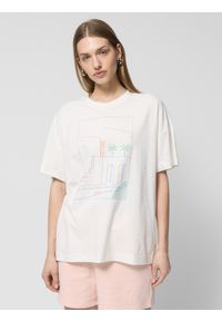 outhorn - T-shirt oversize z nadrukiem damski Outhorn - złamana biel. Kolor: biały. Materiał: bawełna, dzianina. Wzór: nadruk #1