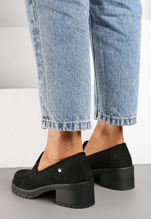 Renee - Czarne Półbuty Mokasyny na Słupku Ozdobione Paskiem Lorinnara. Okazja: na co dzień. Zapięcie: pasek. Kolor: czarny. Materiał: jeans. Wzór: aplikacja. Obcas: na słupku. Styl: elegancki, casual