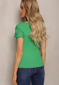 Renee - Zielony Prążkowany T-shirt z Koronką na Dekolcie i Rękawach Delalilena. Kolor: zielony. Materiał: prążkowany, koronka. Wzór: koronka