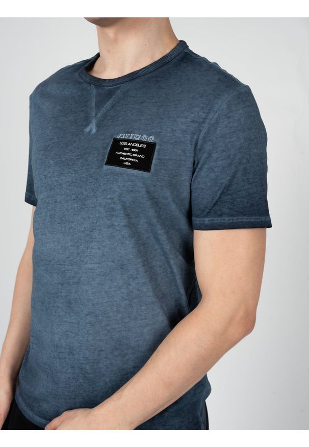 Guess T-Shirt "Patch" | X3GI08KAK90 | Mężczyzna | Niebieski. Okazja: na co dzień. Kolor: niebieski. Materiał: bawełna. Wzór: aplikacja. Styl: klasyczny, casual, elegancki