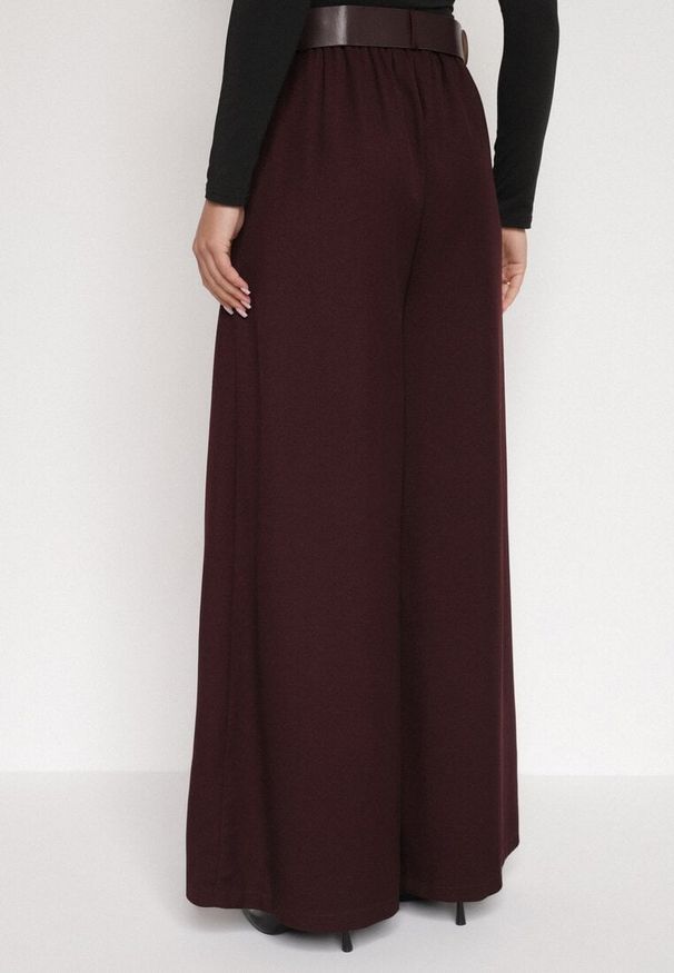 Born2be - Bordowe Bawełniane Szerokie Spodnie Garniturowe z Wysokim Stanem i Paskiem Tusamia. Okazja: na co dzień, na spotkanie biznesowe. Stan: podwyższony. Kolor: czerwony. Materiał: bawełna. Styl: biznesowy, klasyczny, casual, elegancki