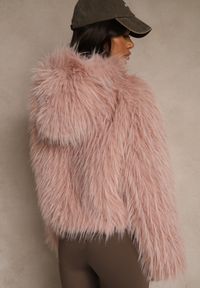 Renee - Różowa Kurtka Futerko z Kapturem i Zapięciem na Suwak Zetora. Okazja: na co dzień. Typ kołnierza: kaptur. Kolor: różowy. Materiał: futro. Wzór: gładki. Styl: casual, street #4