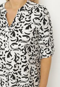 Born2be - Biała Koszula z Wiskozą w Abstrakcyjny Wzór Clarivana. Okazja: na co dzień. Typ kołnierza: dekolt w serek. Kolekcja: plus size. Kolor: biały. Materiał: wiskoza. Długość rękawa: długi rękaw. Długość: długie. Styl: klasyczny, casual, elegancki #7