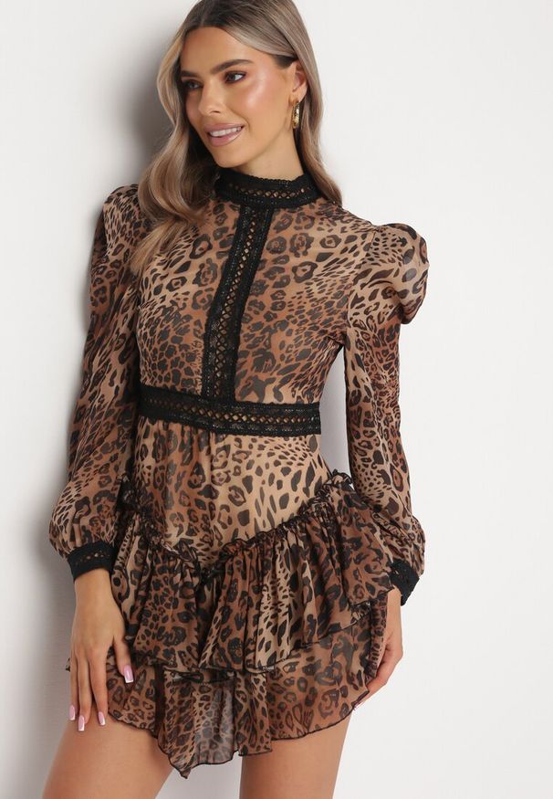 Born2be - Brązowa Rozkloszowana Sukienka Kombinezon Mini z Falbankami Gilha. Typ kołnierza: kołnierz z falbankami. Kolor: brązowy. Materiał: koronka. Wzór: aplikacja. Długość: mini
