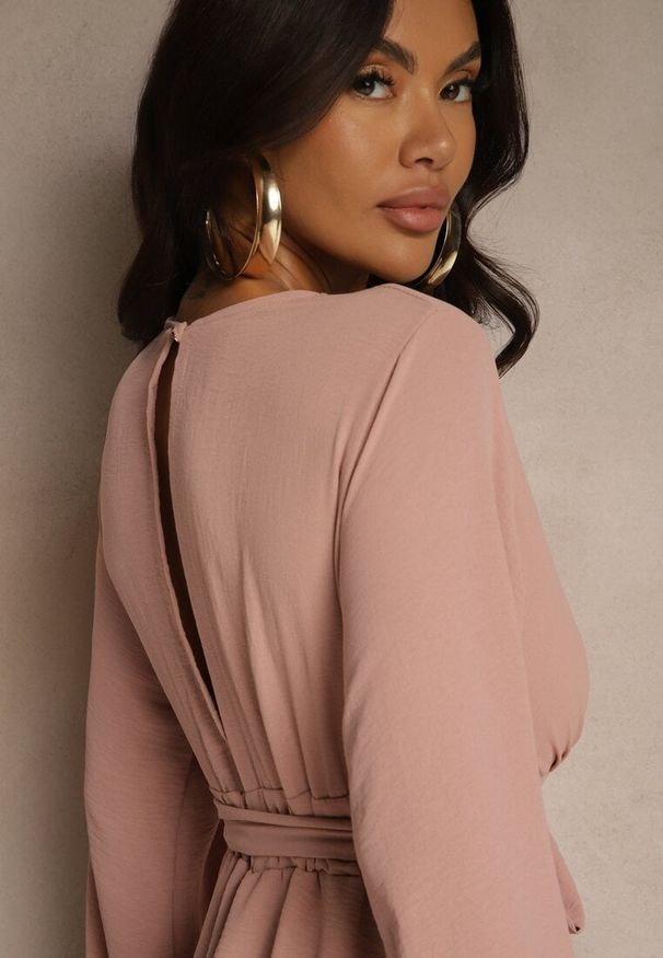 Renee - Ciemnoróżowa Rozkloszowana Sukienka Kombinezon z Kopertowym Dekoltem i Falbanką Vomitta. Okazja: na co dzień. Typ kołnierza: dekolt kopertowy. Kolor: różowy. Materiał: skóra. Typ sukienki: kopertowe. Styl: casual. Długość: midi