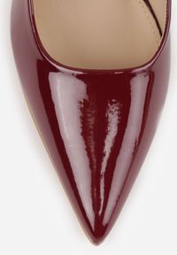 Renee - Bordowe Lakierowane Szpilki Vices ze Szpiczastym Noskiem Etavia. Okazja: na sylwestra, na studniówkę. Nosek buta: szpiczasty. Kolor: czerwony. Materiał: lakier. Obcas: na szpilce. Wysokość obcasa: średni #7