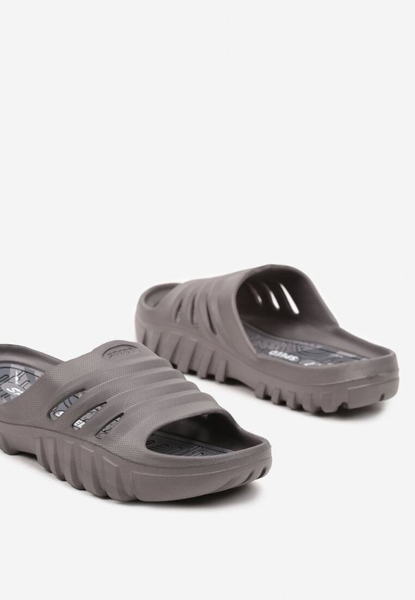 Born2be - Szare Płaskie Piankowe Klapki z Ozdobnymi Wycięciami Vikkiora. Okazja: na co dzień, na spacer. Kolor: szary. Materiał: len. Styl: casual