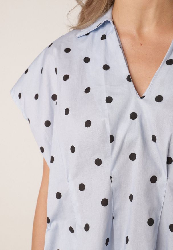 Born2be - Niebieska Bluzka o Fasonie Oversize w Kropki z Bawełny Pireia. Okazja: do pracy, na co dzień. Kolor: niebieski. Materiał: bawełna. Długość: długie. Wzór: kropki. Styl: casual