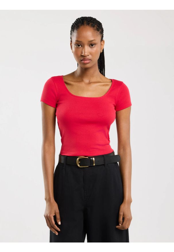 Big-Star - Koszulka damska slim z dekoltem caro czerwona Missa 603. Okazja: na co dzień. Kolor: czerwony. Materiał: materiał, prążkowany, jeans, żakard. Styl: casual