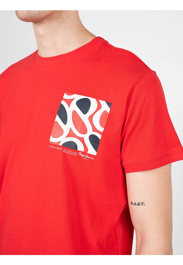 Pepe Jeans T-shirt "Alford" | PM508260 | Alford | Mężczyzna | Czerwony. Okazja: na co dzień. Kolor: czerwony. Materiał: bawełna. Wzór: nadruk. Styl: casual