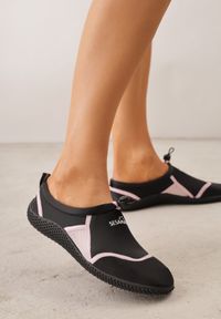 Renee - Czarno-Różowe Wsuwane Buty Sportowe do Wody z Elastyczną Cholewką Vetilore. Okazja: na plażę. Zapięcie: bez zapięcia. Kolor: czarny. Szerokość cholewki: normalna. Sezon: lato. Sport: pływanie #9