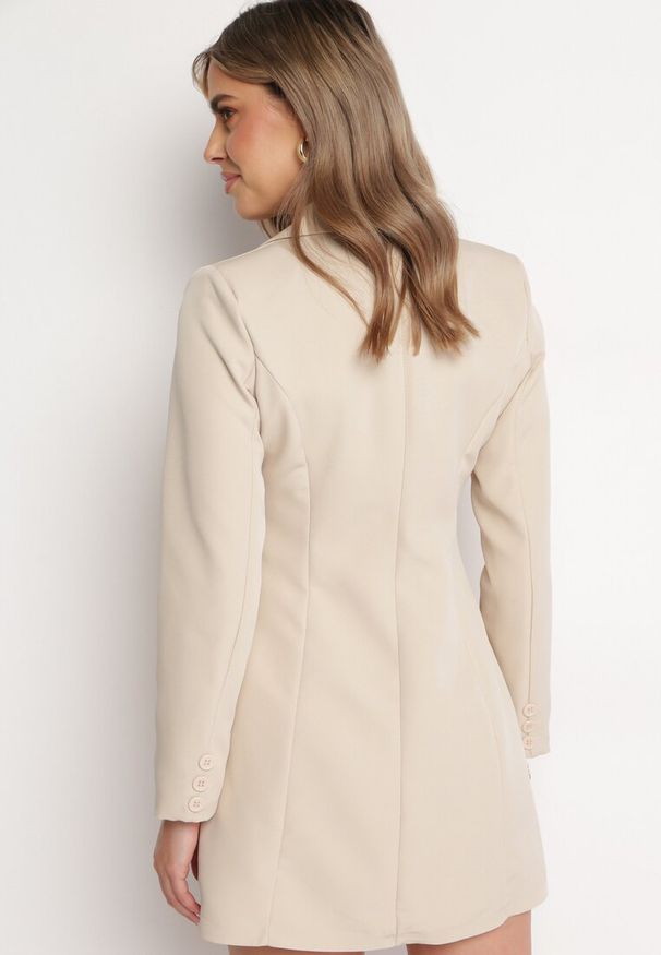 Born2be - Beżowa Marynarka Sukienka Zapinana na Guziki z Kieszeniami i Aplikacją 3D Różyczek Velira. Okazja: na co dzień. Kolor: beżowy. Wzór: aplikacja. Typ sukienki: proste. Styl: elegancki, casual, klasyczny