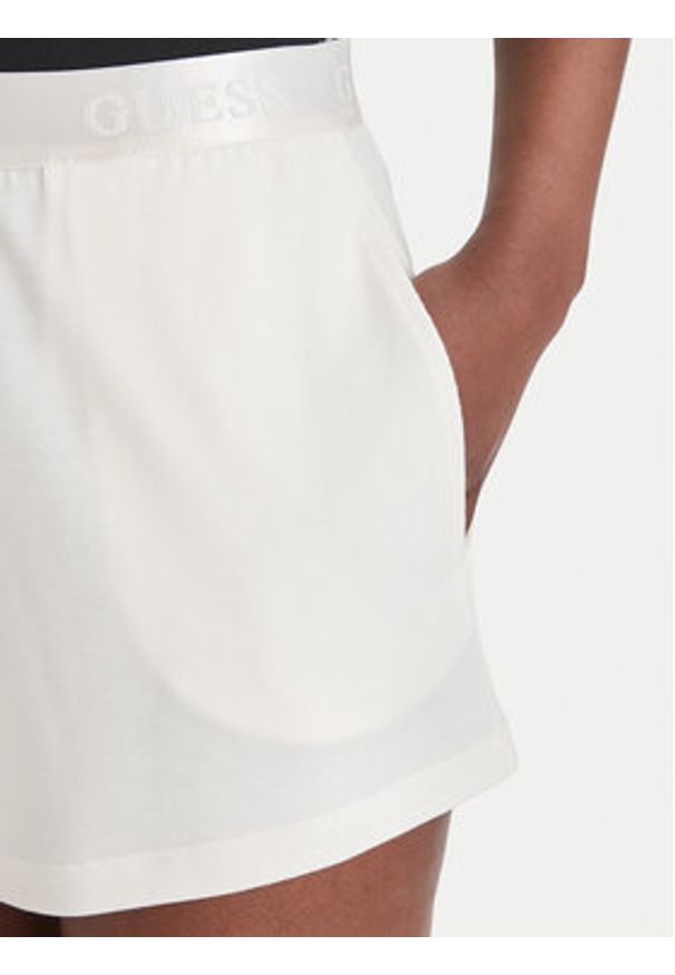 Guess Szorty sportowe O6GD02 KCQP2 Biały Relaxed Fit. Kolor: biały. Materiał: wiskoza, syntetyk