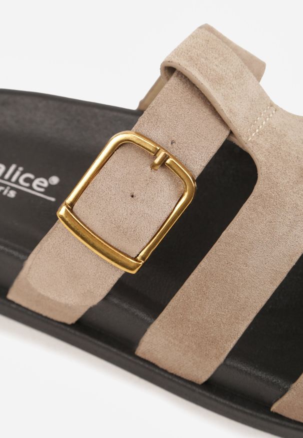 Born2be - Ciemnobeżowe Klapki z Geometryczną Cholewką i Klamrą z Boku Endrita. Okazja: na co dzień. Kolor: beżowy. Materiał: jeans, len, zamsz. Wzór: geometria. Sezon: lato. Styl: casual