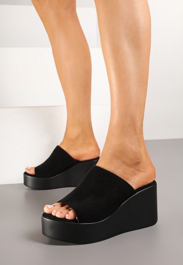 Renee - Czarne Klapki na Koturnie w Klasycznym Stylu Foneira. Okazja: na co dzień. Kolor: czarny. Materiał: jeans. Wzór: aplikacja. Sezon: lato. Obcas: na koturnie. Styl: klasyczny