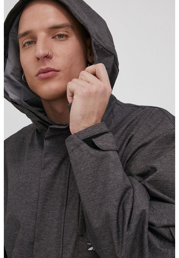Reebok Kurtka kolor szary przejściowa. Okazja: na co dzień. Kolor: szary. Materiał: materiał, poliester. Styl: casual