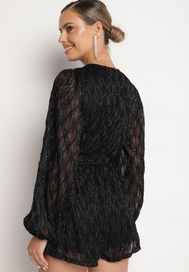 Born2be - Czarny Kombinezon o Kopertowym Kroju Zdobiony Błyszczącą Nitką i Wiązany w Pasie Venvina. Kolor: czarny. Materiał: skóra. Wzór: aplikacja. Styl: elegancki