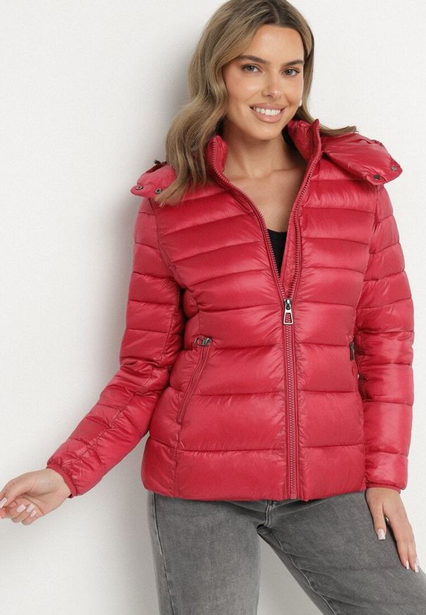 Born2be - Czerwona Pikowana Kurtka z Metalicznym Połyskiem i Odpinanym Kapturem Dairise. Kolor: czerwony. Materiał: jeans. Styl: klasyczny