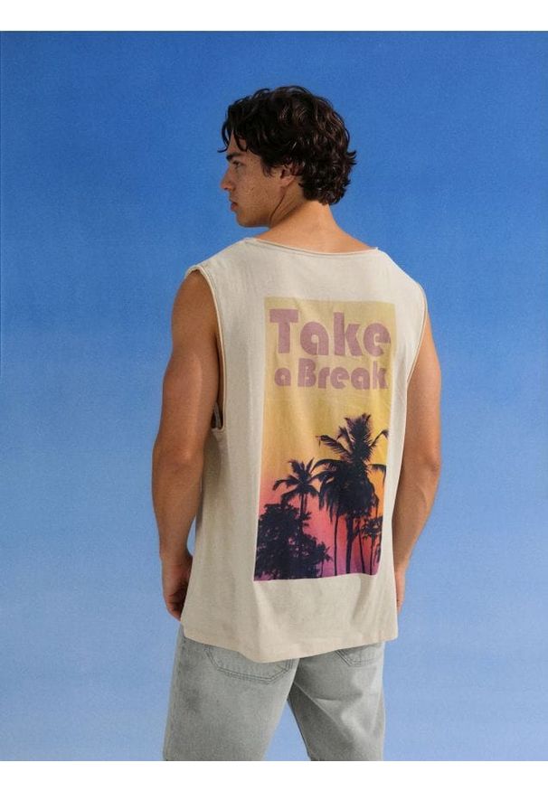 Sinsay - Bawełniany tank top z nadrukiem na plecach - kremowy. Kolor: kremowy. Materiał: bawełna. Wzór: nadruk