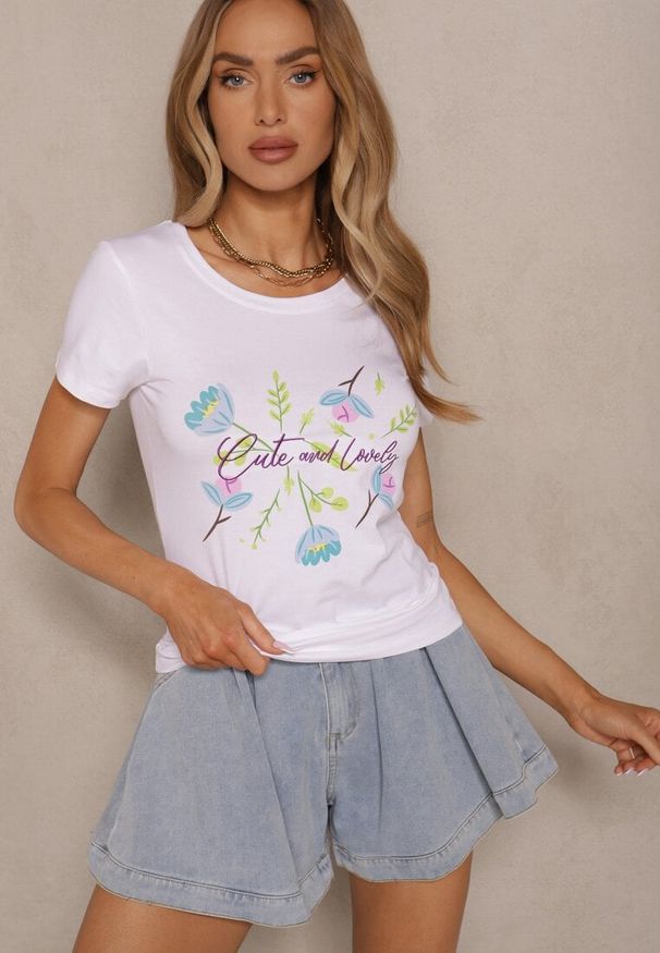 Renee - Biało-Niebieski T-shirt z Bawełny z Nadrukiem Zarive. Okazja: na co dzień. Kolor: biały. Materiał: bawełna. Wzór: nadruk. Styl: casual