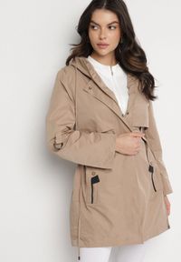 Born2be - Jasnobrązowy Płaszcz Kurtka Przeciwwiatrowa z Kapturem Amilina. Okazja: na spacer, na co dzień. Typ kołnierza: kaptur. Kolor: brązowy. Materiał: wełna, jeans. Wzór: aplikacja. Styl: casual, elegancki #1