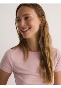 Reserved - Prążkowany t-shirt z modalem - pastelowy róż. Kolor: różowy. Materiał: prążkowany
