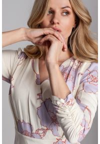 Sukienki.shop - Ołówkowa sukienka mini w kwiaty z kopertową górą ecru kremowa. Okazja: na ślub cywilny, na wesele, na imprezę. Kolor: kremowy. Wzór: kwiaty. Typ sukienki: kopertowe, ołówkowe. Styl: wizytowy. Długość: mini #2