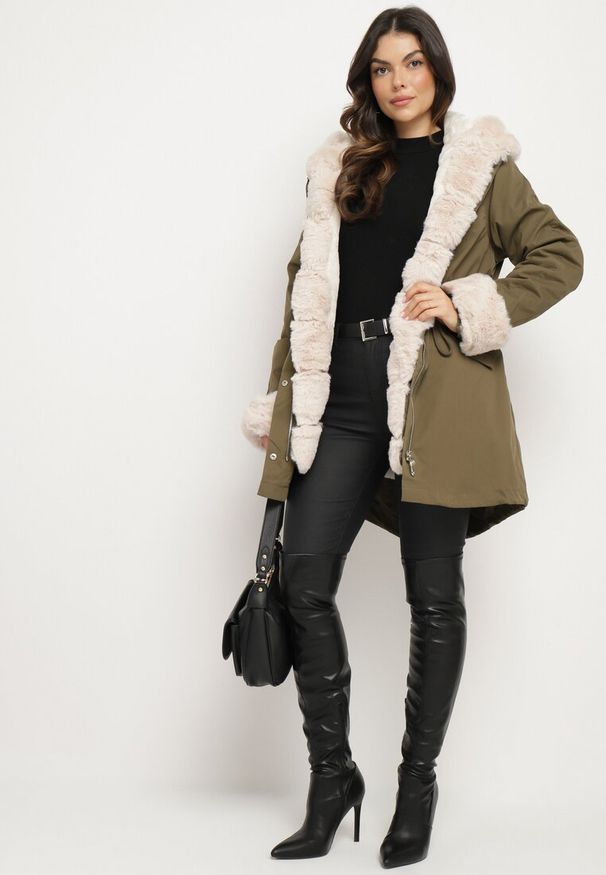 Born2be - Ciemnozielona Kurtka Parka z Kapturem i Odpinanym Futerkiem Ninria. Okazja: na co dzień. Typ kołnierza: kaptur. Kolor: zielony. Materiał: futro. Styl: elegancki, casual, klasyczny