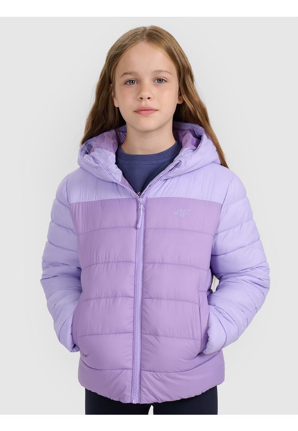 4f - 4F Kurtka puchowa z wypełnieniem syntetycznym dziewczęca - fioletowa 158 (12-13 lat). Okazja: na co dzień. Typ kołnierza: kaptur. Kolor: fioletowy. Materiał: puch, syntetyk. Długość: długie. Wzór: gładki. Sezon: lato. Styl: casual, klasyczny, sportowy