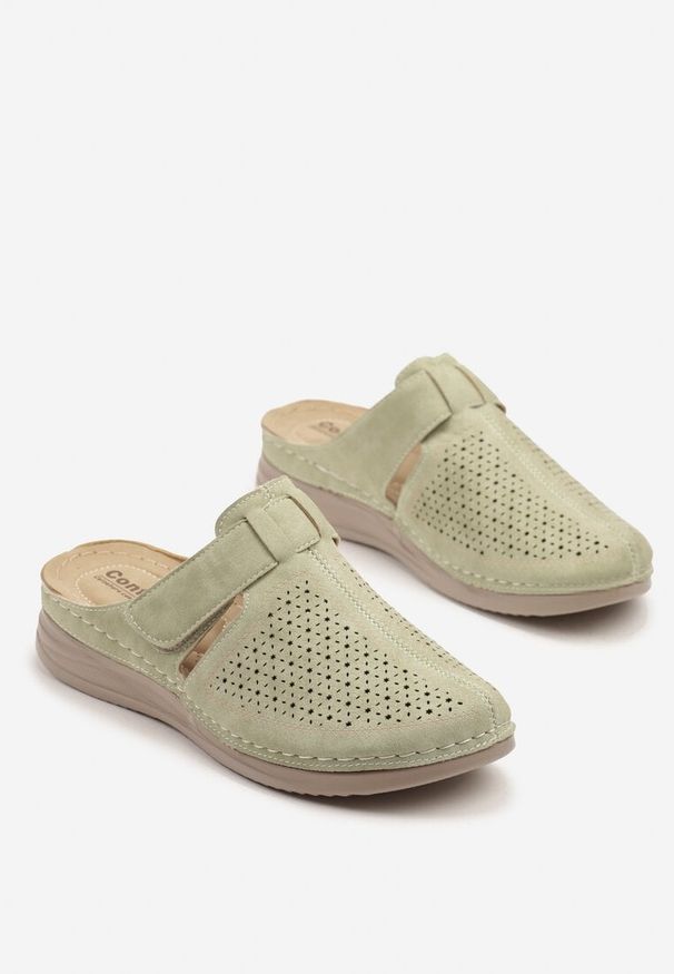 Born2be - Zielone Klapki na Niskiej Platformie z Perforacją Sorvella. Okazja: na co dzień, na imprezę, na spacer. Kolor: zielony. Materiał: jeans. Sezon: lato. Obcas: na platformie. Styl: klasyczny, casual. Wysokość obcasa: średni