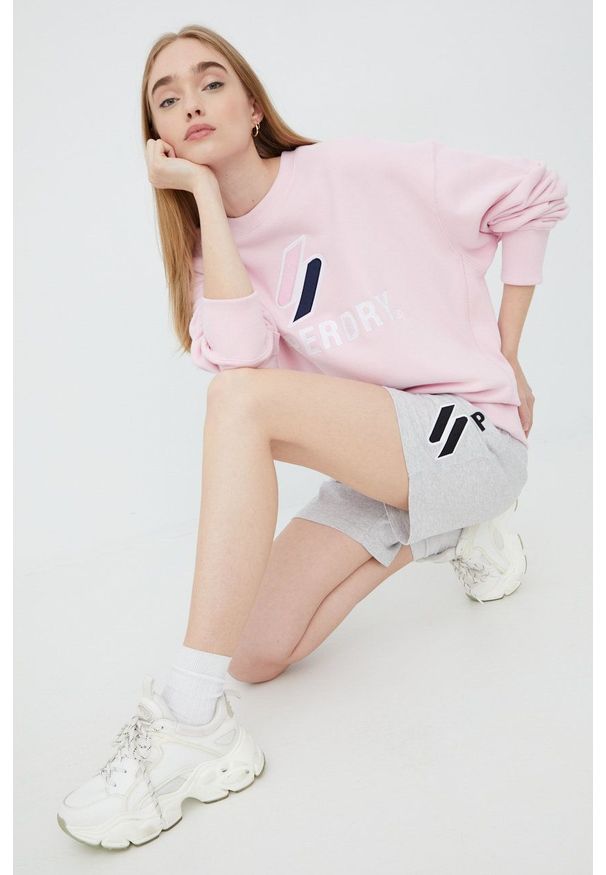 Superdry szorty bawełniane damskie kolor szary z aplikacją high waist. Stan: podwyższony. Kolor: szary. Materiał: bawełna. Wzór: aplikacja