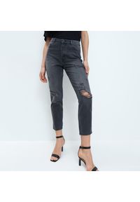 Mohito - Mom jeans z przetarciami - Jasny szary. Kolor: szary. Materiał: jeans #1