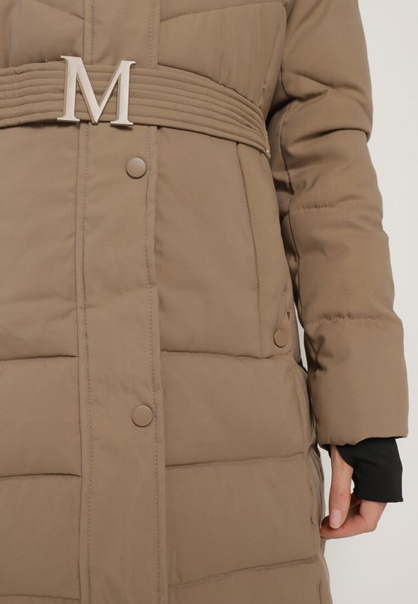 Born2be - Ciemnobeżowa Kurtka o Długim Fasonie z Paskiem i Odpinanym Futerkiem Delathra. Okazja: do pracy, na co dzień. Kolor: beżowy. Materiał: futro. Długość: długie. Styl: klasyczny, casual, elegancki