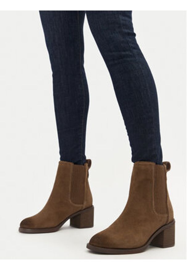 Clarks Botki Chamberly Top 26178832 Beżowy. Kolor: beżowy. Materiał: zamsz, skóra