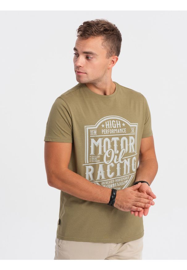 Ombre Clothing - T-shirt męski bawełniany z nadrukiem - oliwkowy V2 - Rozmiar: L. Kolor: oliwkowy. Materiał: bawełna. Długość: krótkie. Wzór: nadruk. Styl: elegancki, klasyczny