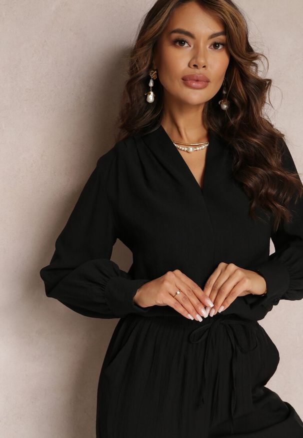 Renee - Czarna Bluzka z Bufiastymi Rękawami i Trójkątnym Dekoltem Hilko. Okazja: na co dzień. Kolor: czarny. Materiał: wiskoza. Styl: elegancki, casual