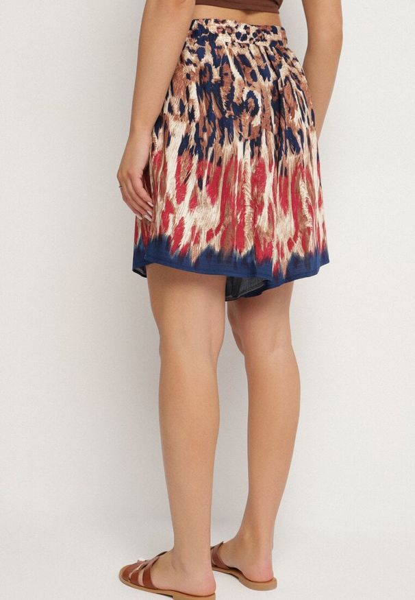 Born2be - Granatowo-Czerwone Wiskozowe Szorty z Motywem Panterki Divonea. Okazja: na co dzień. Kolor: niebieski. Materiał: wiskoza. Wzór: motyw zwierzęcy. Sezon: lato. Styl: casual