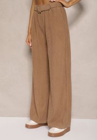 Renee - Ciemnobeżowe Spodnie Sztruksowe o Szerokim Kroju High Waist z Paskiem Valoma. Okazja: na co dzień. Stan: podwyższony. Kolor: beżowy. Materiał: sztruks. Styl: retro, elegancki, casual #3