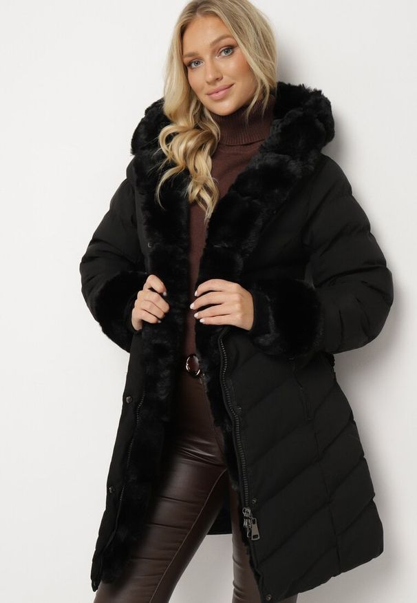 Born2be - Czarna Pikowana Kurtka Zimowa z Paskiem i Futerkowymi Obszyciami z Możliwością Odpięcia Hedirra. Okazja: na co dzień. Kolor: czarny. Materiał: futro, jeans. Długość rękawa: długi rękaw. Długość: długie. Sezon: zima. Styl: casual, elegancki