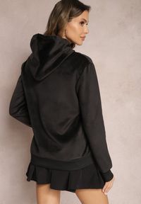 Renee - Czarna Welurowa Bluza z Haftowanym Napisem Hastte. Typ kołnierza: kaptur. Kolor: czarny. Materiał: welur. Wzór: haft, napisy #3