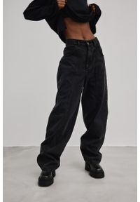 Marsala - Jeansy z przeszyciem na nogawce w kolorze WASHED BLACK - BALLON-L. Okazja: na co dzień. Stan: podwyższony. Materiał: jeans. Styl: street, casual, elegancki